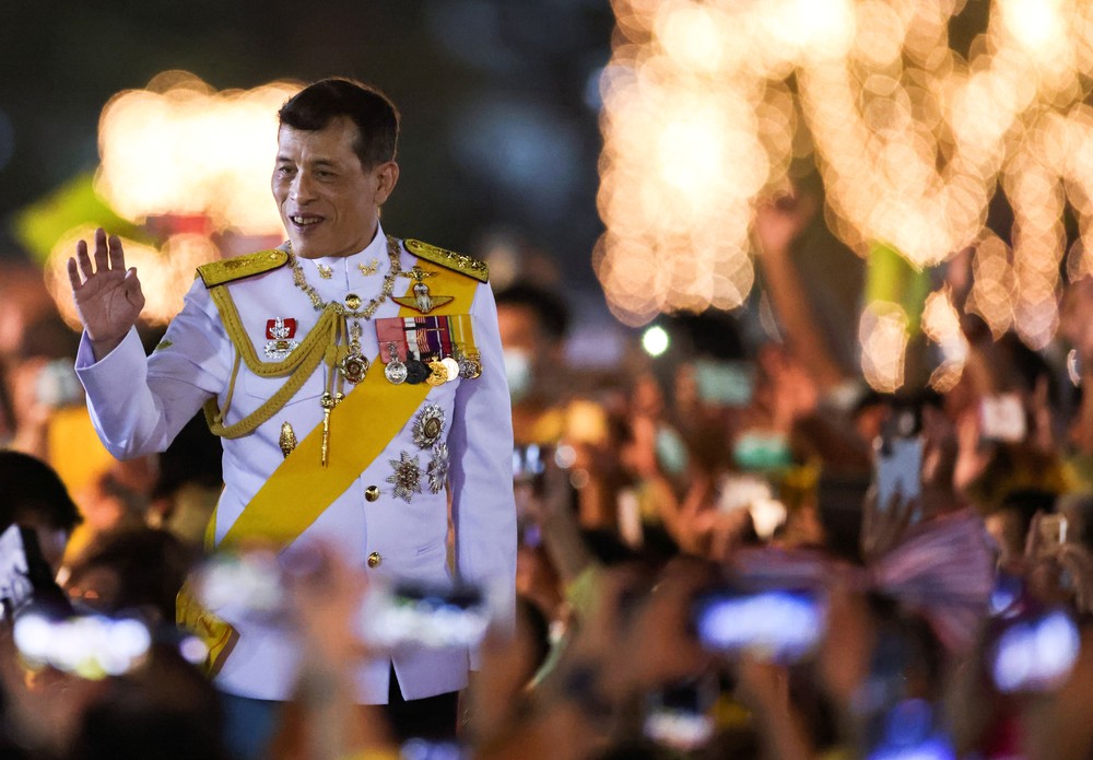 O rei da Tailândia, Maha Vajiralongkorn, cumprimenta súditos do lado de fora do palácio real em Bangkok em foto de 5 de dezembro de 2020